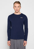 Navyblaues Langarm-T-Shirt aus weicher Baumwolle mit rundem Ausschnitt und kleinem gesticktem Logo auf der Brust. Glatte Textur und figurbetonter Schnitt.