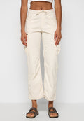 Beige Cargo-Hosen mit lockerer Passform, Kordelzugbund, seitlichen Taschen und schmalen Fußabschlüssen. Hergestellt aus weichem, atmungsaktivem Stoff.