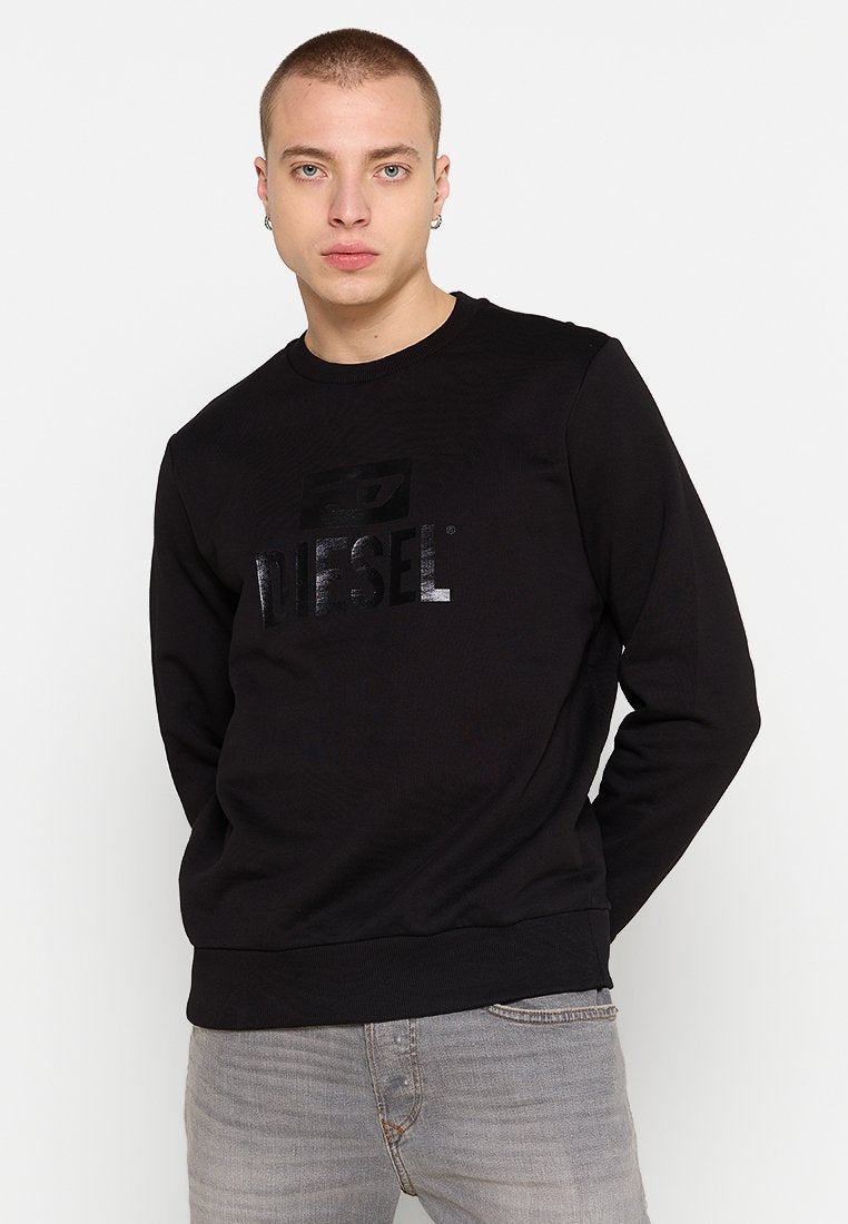 Schwarzer Sweatshirt aus weichem Stoff mit einem strukturierten „DIESEL“-Logo in Schwarz. Klassischer Rundhalsausschnitt sowie Rippbündchen und -saum.