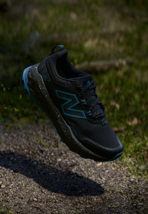 New Balance GAROE - Road running shoes - black