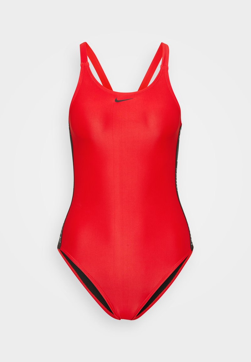 Roter Badeanzug mit schwarzen Seitenpaneelen, ausgestattet mit einem überkreuzten Trägerdesign und einem Nike-Logo auf der Brust. Weicher, dehnbare Stoff.