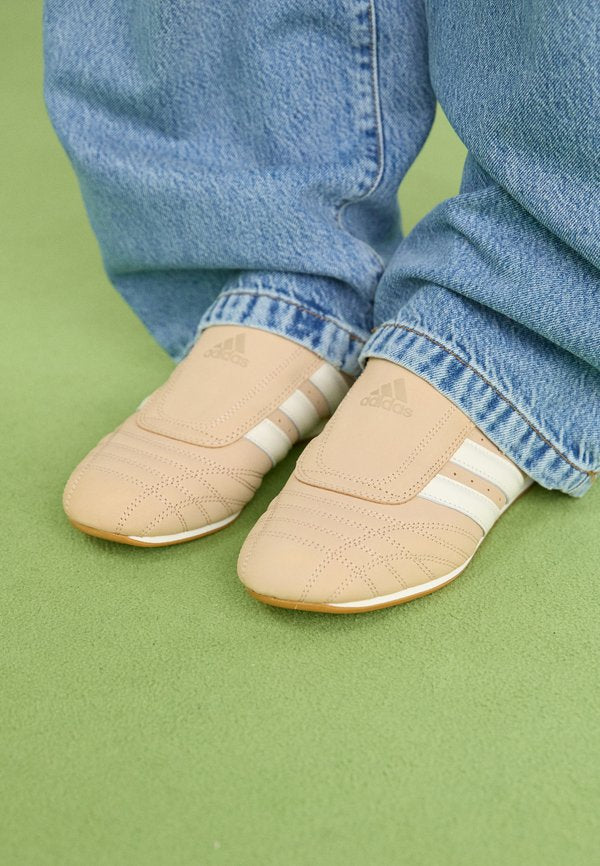 adidas Originals TAEKWONDO - Slip-ons - magic beige/off white/gum