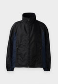 Schwarze und marineblaue Windbreaker-Jacke mit hohem Kragen, Reißverschluss vorne und seitlichen Taschen, elastischen Bündchen und einer glatten Textur.