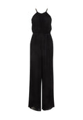 Schwarzer, plissierter Jumpsuit mit Halterneck, verstellbaren Trägern und einem gebundenen Taillengürtel. Weit geschnittenes Bein mit Schlitzsäumen.