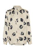 Cremefarbenes Bluse mit schwarzem Blumenmuster, durchgehender Knopfleiste, Kragen, langen Ärmeln, gefälteter Schulterdetails und abgerundetem Saum.