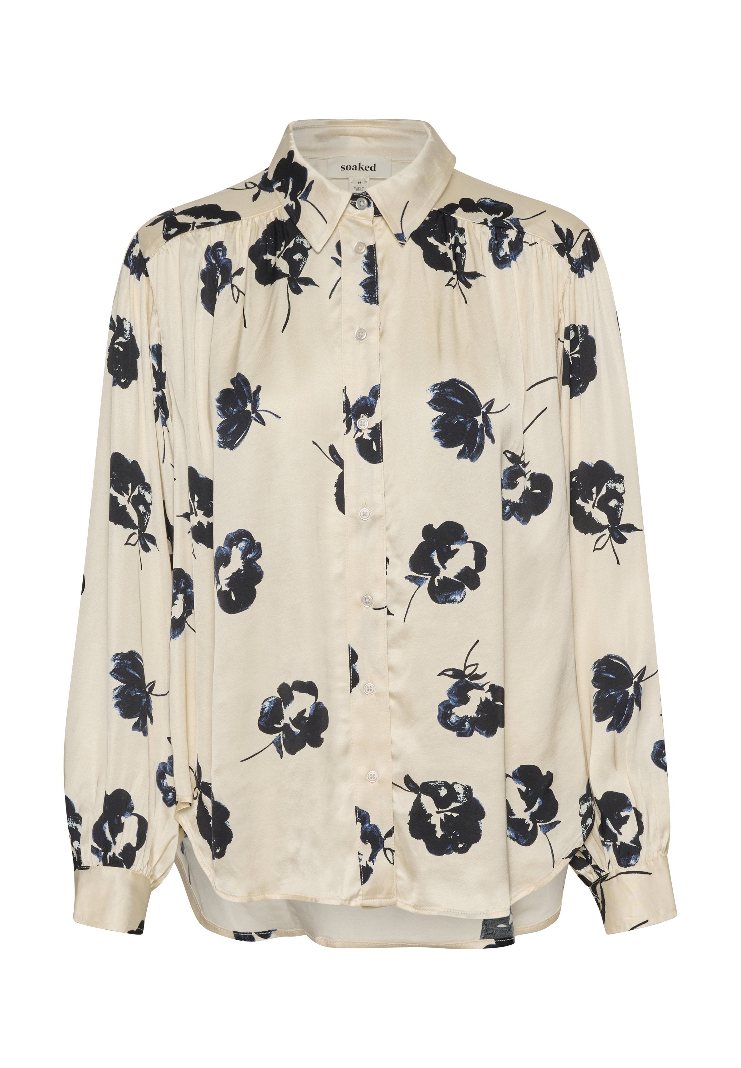 Cremefarbenes Bluse mit schwarzem Blumenmuster, durchgehender Knopfleiste, Kragen, langen Ärmeln, gefälteter Schulterdetails und abgerundetem Saum.