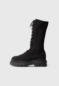 Schwarze knielange Schnürstiefel aus Wildleder, mit einer dicken Gummisohle mit einem robusten Profil und Metallösen für die Schnürsenkel.