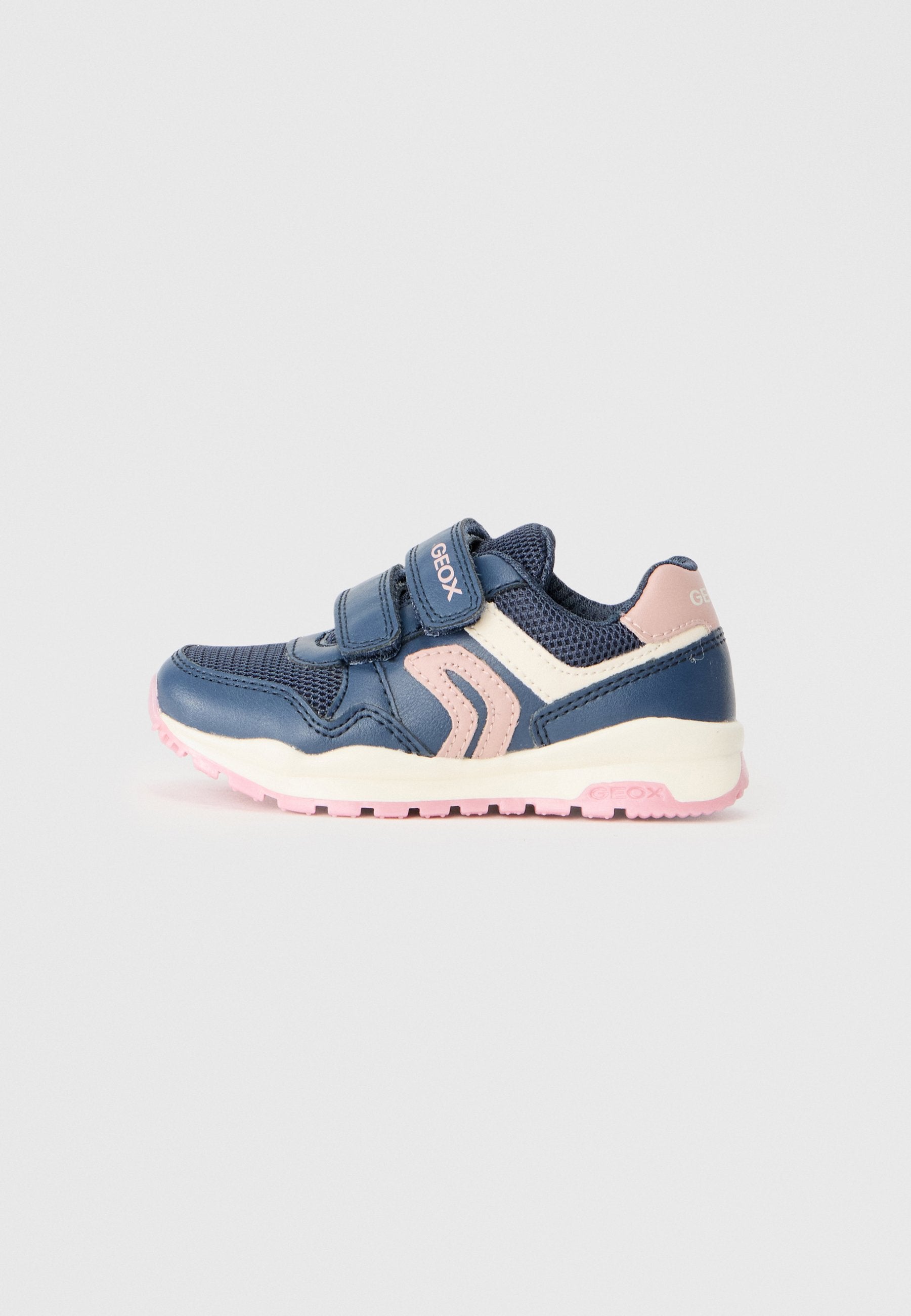 Marineblaue Sneaker mit pinken Akzenten, Obermaterial aus Mesh und Synthetik, Klettverschluss, weiße Details und einer pinken Gummisohle.