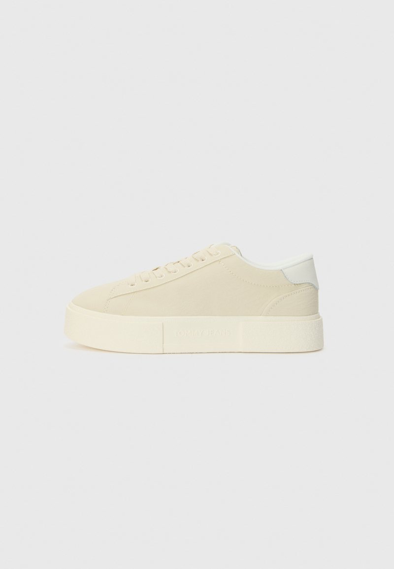 Sneaker mit einem Obermaterial aus beigefarbenem Wildleder, Gummisohle und hellblauen Akzenten an der Ferse. Verfügt über runde Schnürsenkel und geprägte Markenkennzeichnung.