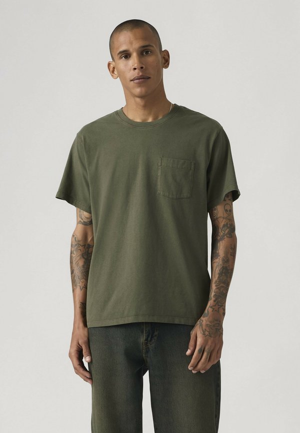 Levi's® RELAXED POCKET TEE - Basic T-shirt - garment dye fa- greens