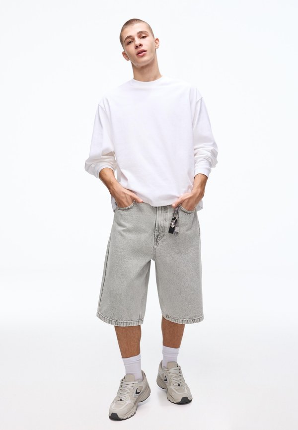 Bershka BAGGY - Denim shorts - grey