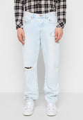 Hellblaue, zerrissene Jeans mit bequemer Passform, die eine abgenutzte Textur und Kontrastnähte aufweisen. Getragen mit weißen Sneakers und einem karierten Hemd.
