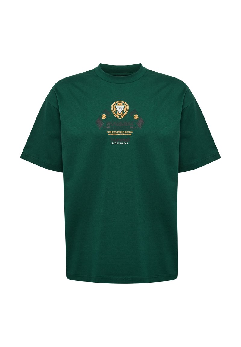 Dunkelgrünes Oversize-T-Shirt mit einem zentralen gelb-weißen Emblem, geometrischen Formen und Text zum Stadioneintritt und zur Sportbekleidung.