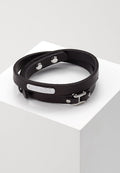 Schwarzes Lederarmband mit zwei Riemen, silbernem Beschlag und einem Logo-Plättchen. Verfügt über Druckknöpfe und eine Schnalle zur Anpassung.
