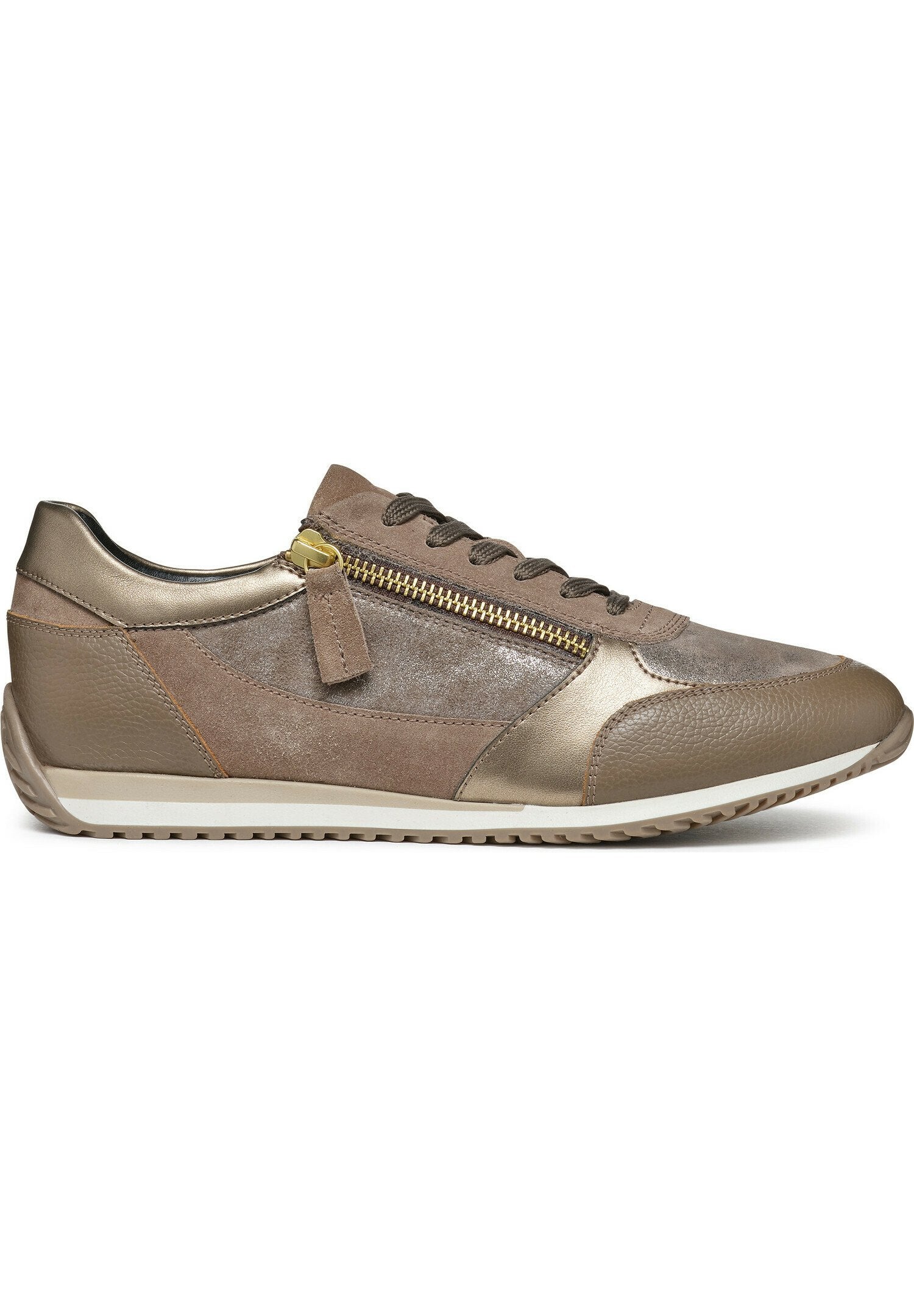 Braune und metallische Sneakers mit einer strukturierten Oberseite, ausgestattet mit einem goldenen Reißverschluss, Schnürsenkeln und einer kontrastierenden Gummisohle. Akzente schaffen einen schichtartigen Look.