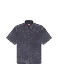 Kurzärmliges, knöpfbares Hemd aus dunkelblauem Denim mit einem strukturierten Muster, das einen ausgeprägten Kragen und ein Markenetikett am Hals aufweist.