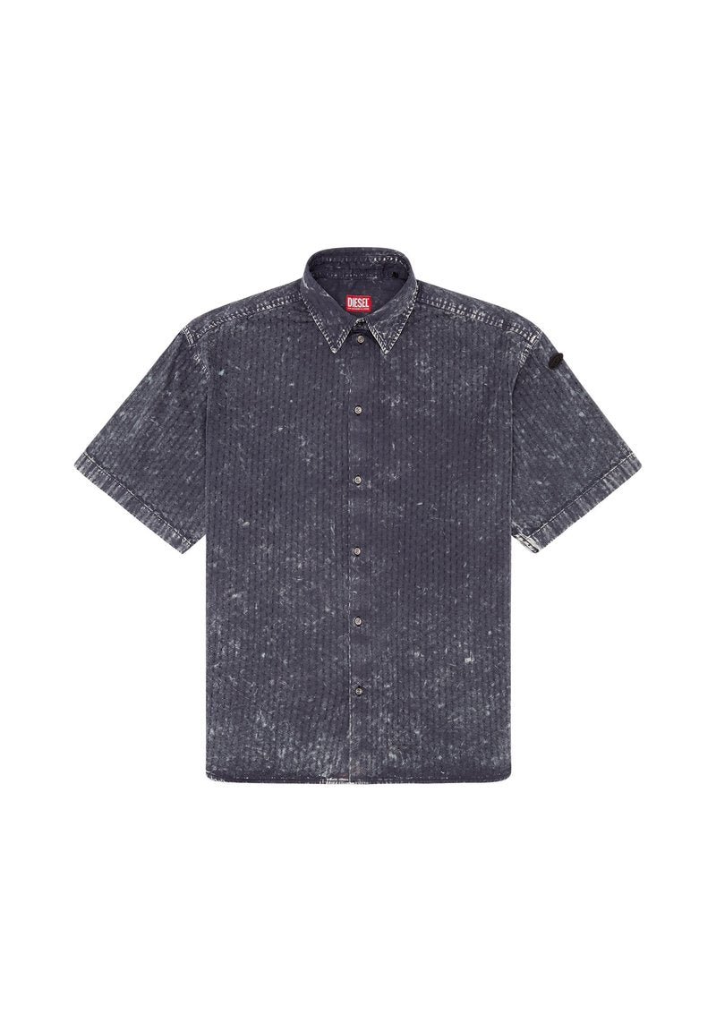 Kurzärmliges, knöpfbares Hemd aus dunkelblauem Denim mit einem strukturierten Muster, das einen ausgeprägten Kragen und ein Markenetikett am Hals aufweist.