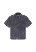 Kurzärmliges, knöpfbares Hemd aus dunkelblauem Denim mit einem strukturierten Muster, das einen ausgeprägten Kragen und ein Markenetikett am Hals aufweist.