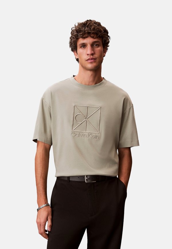 Calvin Klein SS RLXD PREMIUM INTERLOCK EMBLEM - Print T-shirt - shadow