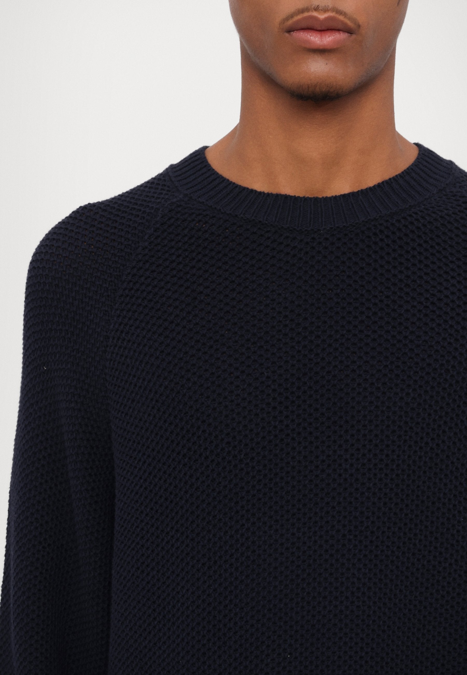 CLOSED CREWNECK