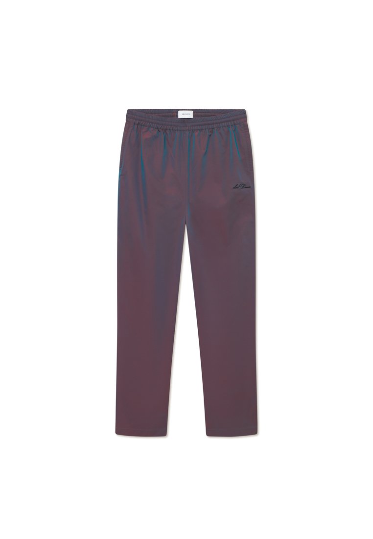 Herren Laufhose in Dunkellila mit elastischem Bund, Seitentaschen und dezentem Branding. Der Stoff hat eine glatte, glänzende Oberfläche.