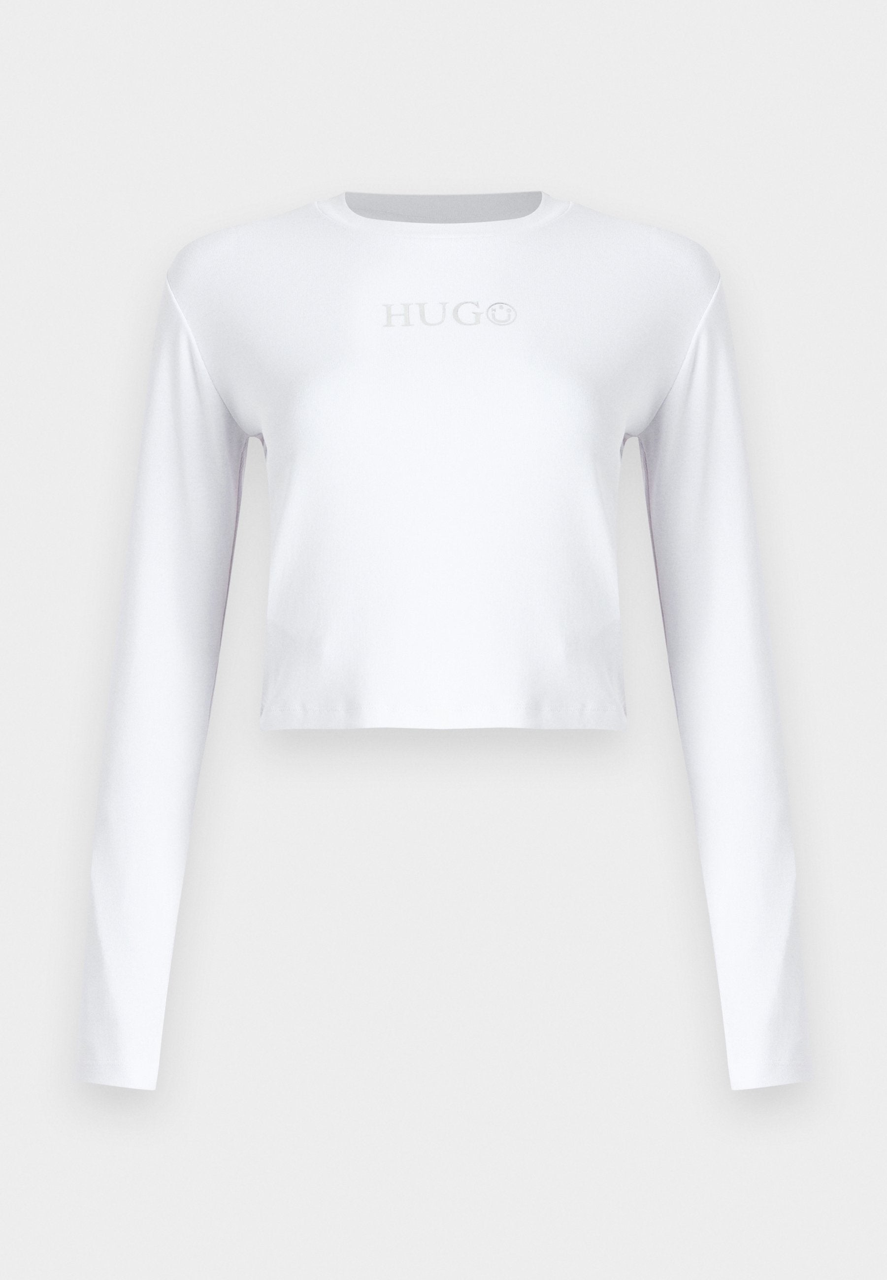 Weißes langärmeliges Cropped-Top aus glattem Stoff, mit einem dezenten "HUGO"-Logo in Hellgrau auf der Vorderseite.