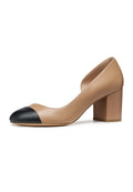 Beiger Leder-Pumps mit schwarzer Kappe, mittelhohem Blockabsatz, glatter Textur und abgerundeter Form. Minimalistisches Design mit klaren Linien.
