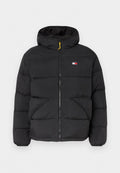 Schwarze, isolierte Pufferjacke mit Kapuze, mit Reißverschluss, zwei Seitentaschen und einem kleinen Logoschild auf der Brust. Gelber Reißverschlussakzent.