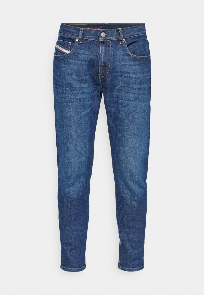 Dunkelblaue Denim-Jeans mit geradem Schnitt, fünf Taschen und goldenen Nähdetails. Standardbund mit Knopfverschluss.