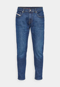 Dunkelblaue Denim-Jeans mit geradem Schnitt, fünf Taschen und goldenen Nähdetails. Standardbund mit Knopfverschluss.