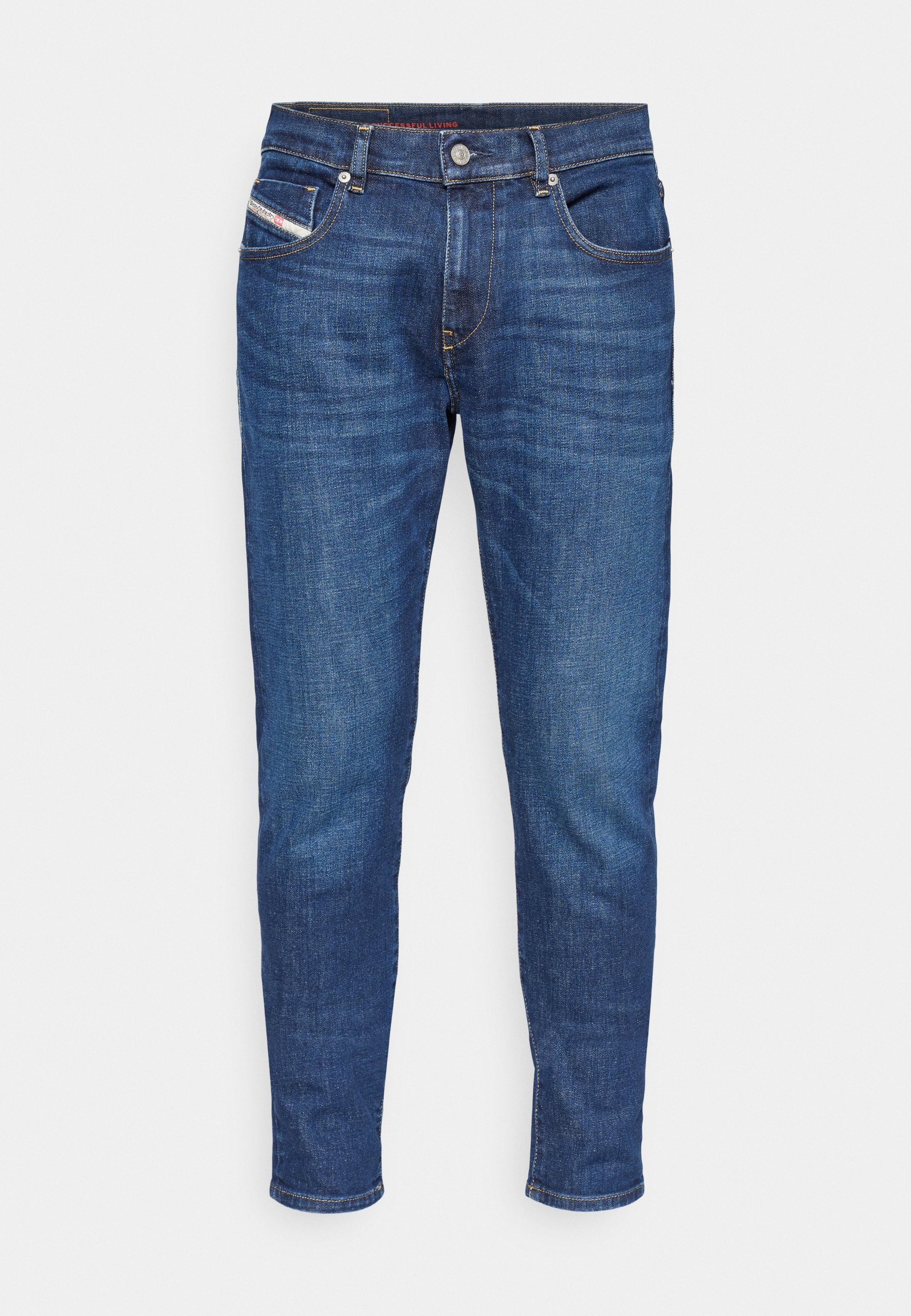 Dunkelblaue Denim-Jeans mit geradem Schnitt, fünf Taschen und goldenen Nähdetails. Standardbund mit Knopfverschluss.