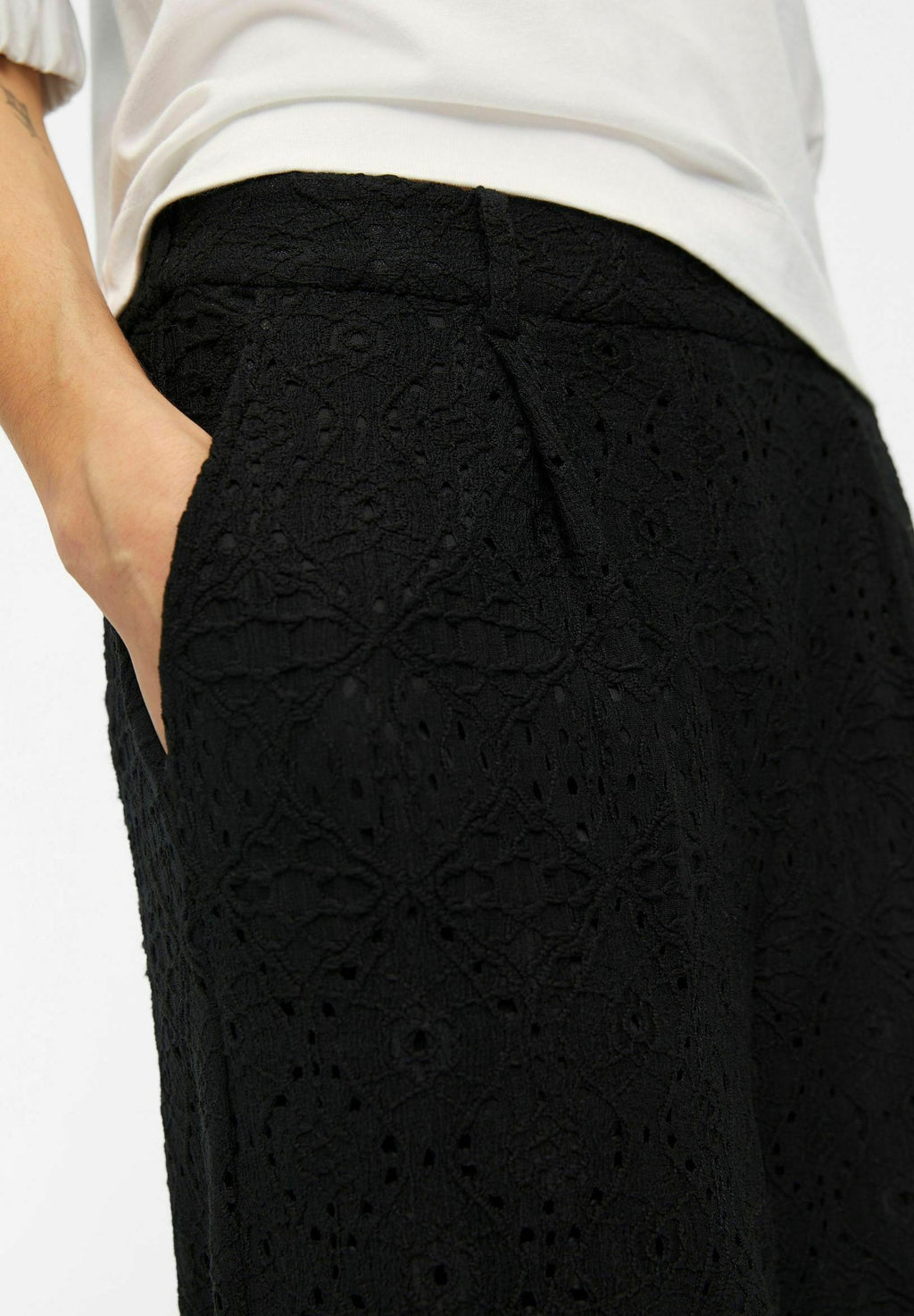 Object BRODERIE ANGLAISE