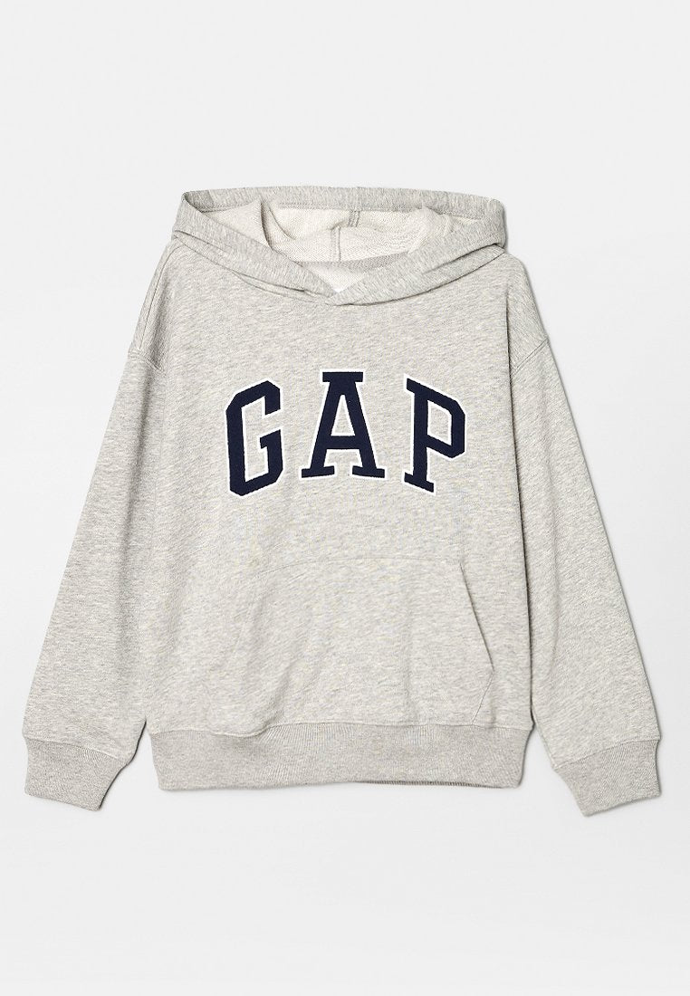 Hellgrauer Kapuzenpullover mit Vordertasche und dunkelblauem "GAP"-Schriftzug mittig auf der Brust, flach auf weißem Hintergrund präsentiert.