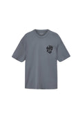 Graues kurzärmliges Baumwoll-T-Shirt mit einem schwarzen stilisierten Logo auf der linken Brust. Rundhalsausschnitt. Normale Passform. Glatte Textur.