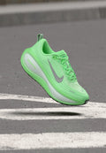 Nike Performance VOMERO PLUS - Road running shoes - white/metallic silver-coloured/illusion green/cucumber calm/green spark