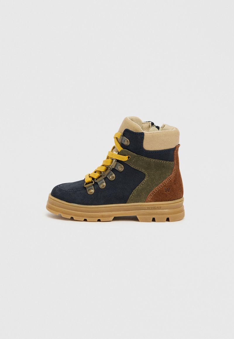 Blaue und grüne Wildleder-Stiefeletten mit gelben Schnürsenkeln, braunen Akzenten, Gummisohle, gepolstertem Kragen und Metallösen zur Schnürsenkelfixierung.
