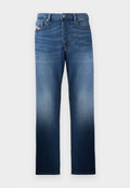 Dunkelblaue Jeans aus Denim mit geradem Bein und einem ausgewaschenen Effekt. Enthält einen Frontknopfverschluss und Taschen.