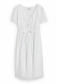 Weißes Baumwollkleid mit V-Ausschnitt, kurzen Ärmeln, Knopfleiste, Taillengürtel und Lochmuster entlang des Saums für zusätzliche Details.
