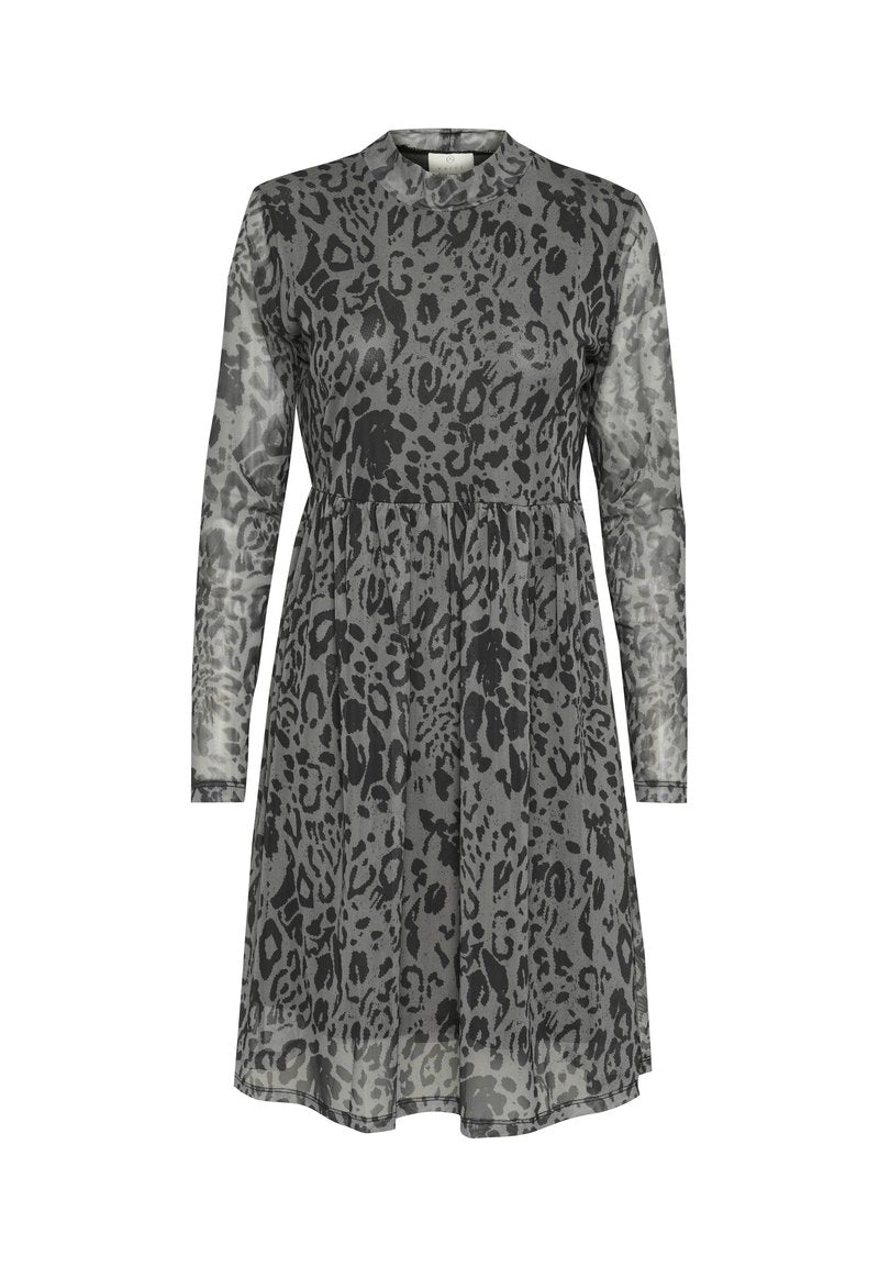 Leopardenmuster-Kleid in Grautönen, mit langen Ärmeln, Rundhalsausschnitt und einer taillierten Passform, die ab der Taille ausgestellt ist. Weicher, transparenter Stoff.