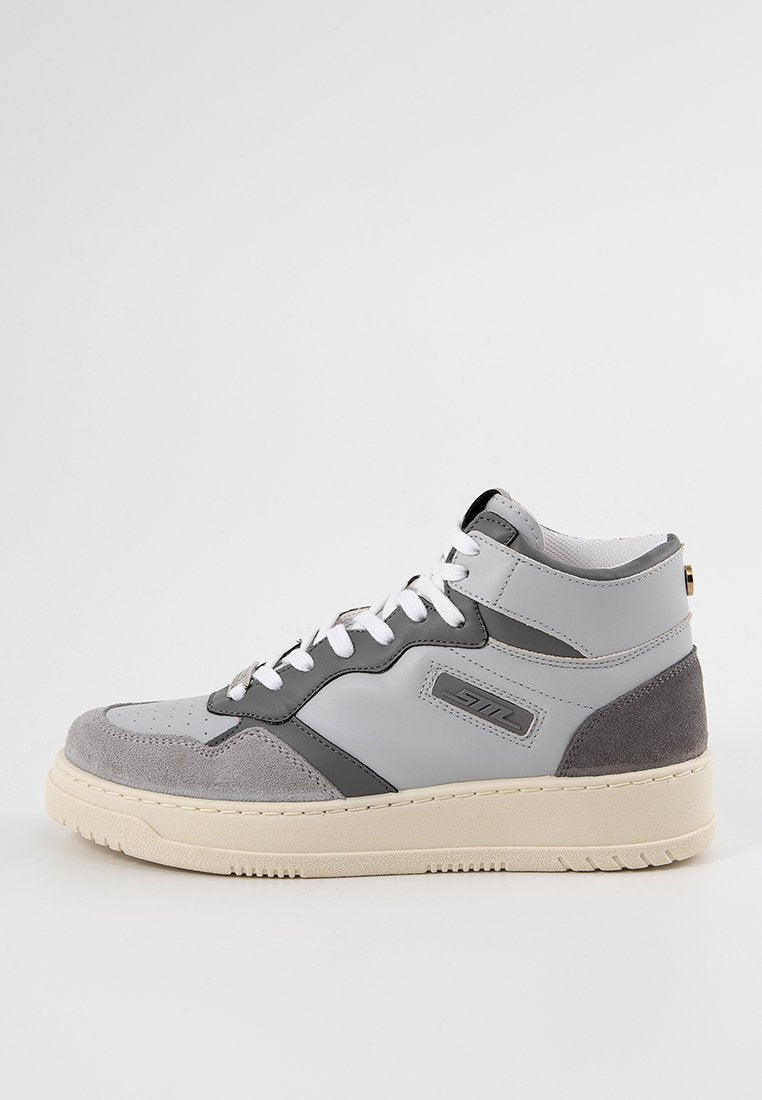 High-Top-Sneaker aus grauem Leder und Wildleder, mit strukturiertem Finish, schwarzen Akzenten, weißen Schnürsenkeln und einer leichten Gummisohle.