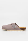 Hellbrauner Wildleder-Slipper im Clog-Stil mit silberner verstellbarer Schnalle, Kork-Fußbett und hellbeiger strukturierter Gummisohle, seitlich gezeigt.