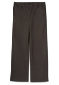 Dunkelbraune Hose mit elastischem Bund, weitem Bein, glatter Textur und ohne sichtbare Taschen oder dekorative Akzente.