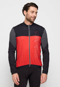 Männer Fahrradjacke in Schwarz und Rot, mit einem Reißverschluss vorne, gestreiftem Ärmel-Design und dezentem Logo-Detail. Hergestellt aus strukturiertem Material.