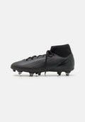 Schwarzer Fußballschuh mit einer glatten, texturierten Oberseite, Schnürverschluss und einem sockenähnlichen Kragen. Verfügt über Stollen für den Halt und ein elegantes Design.
