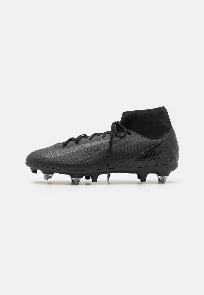Schwarzer Fußballschuh mit einer glatten, texturierten Oberseite, Schnürverschluss und einem sockenähnlichen Kragen. Verfügt über Stollen für den Halt und ein elegantes Design.