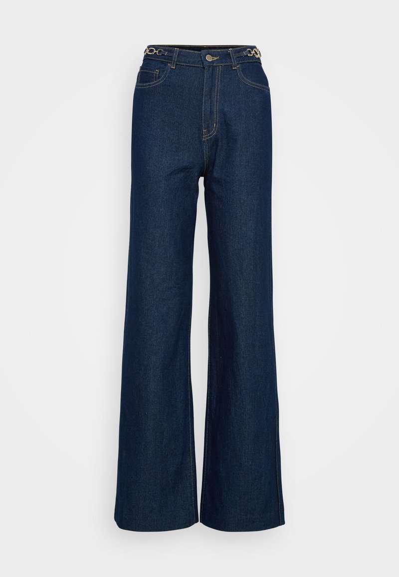 Dunkelblaue weit geschnittene Jeans aus Denim mit klassischem Fünf-Taschen-Design, verstärkten Nähten und einem runden Hardware-Akzent am Bund.