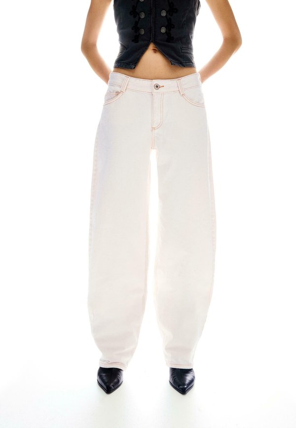Bershka BAGGY BARREL - JEANS - Baggy Jeans - beige