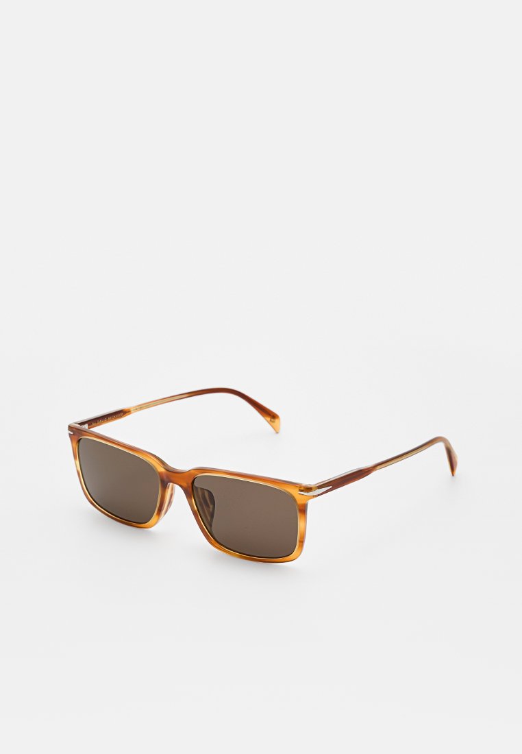 Braune rechteckige Sonnenbrille mit bernsteinfarbenen, durchscheinenden Rahmen und dunkel getönten Gläsern vor weißem Hintergrund.