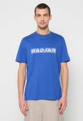 Blaues Baumwoll-T-Shirt mit dem Wort "HADJAR" in weißer, fetter Schrift quer über der Brust. Kurze Ärmel und Rundhalsausschnitt.