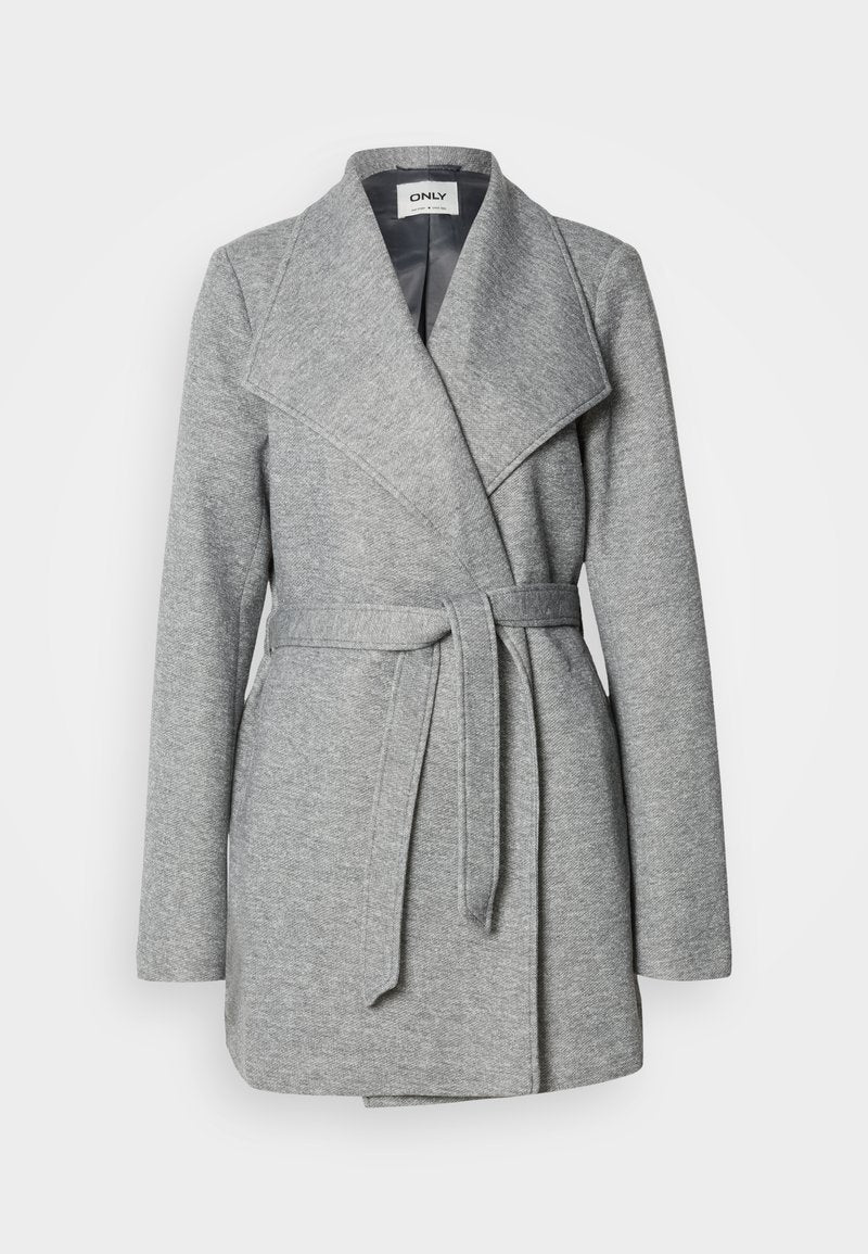 Grauer Wickelmantel mit weitem Revers, strukturierter Stoff, selbstgebundener Gürtel und seitlichen Taschen; midilanger Schnitt, geeignet zum Schichten.